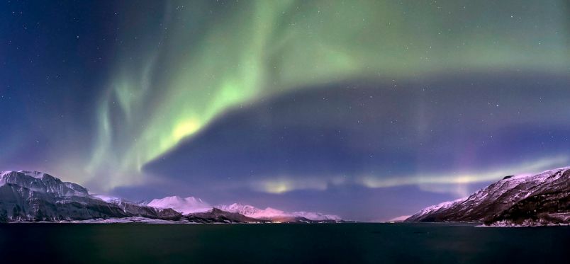 1280px-aurora_borealis_above_lyngenfjorden_2012_march-2.jpg